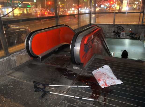 Човек са штакама тешко повређен на покретним степеницама (ФОТО)